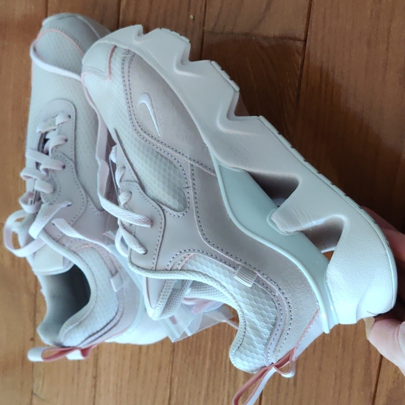 Gorgeous Nike women sneakers - Picture 9 of 13